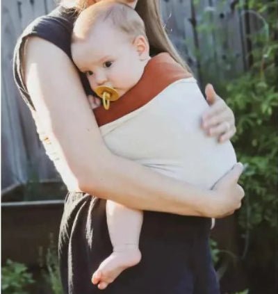 écharpe de portage bébé tête contre épaule maman