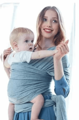 echarpe de portage bebe maman bébé main dans la main