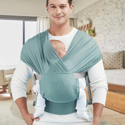 écharpe de portage bleu clair, papa bébé dort