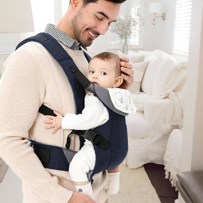 porte bebe papa sourit bébé salon