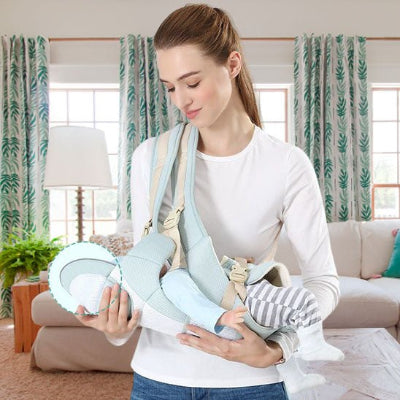 porte bebe bébé allongé maman debout salon