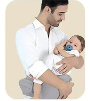 porte bebe papa bébé allongé sur siège porte bebe