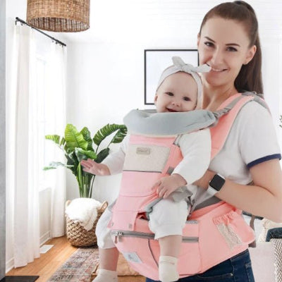porte bebe rose maman fille sourient salon fenêtre lumière