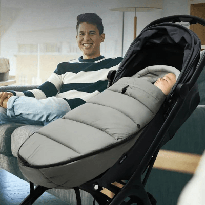 poussette chancelière papa canapé bébé dort dans chancelière poussette