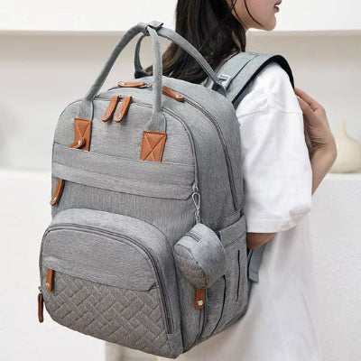 Sac à dos à langer sur dos femme