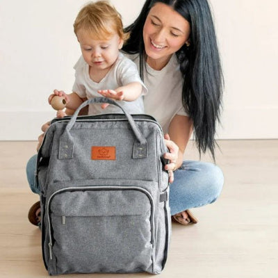 sacà langer à dos maman bébé par terre