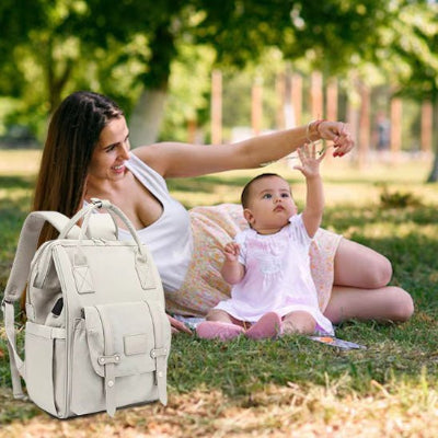 Sac à langer sac à dos maman joue bébé herbe