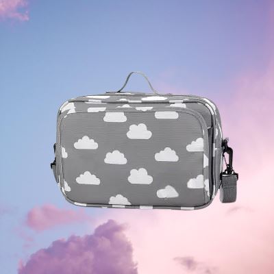 Sac bebe à langer seul arrière plan couleur ciel nuages