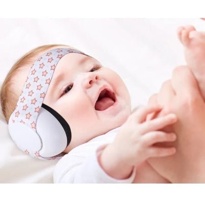 casque anti bruit bébé, bébé joue avec ses pieds