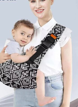 echarpe de portage noir avec motif  bébé  position assise maman