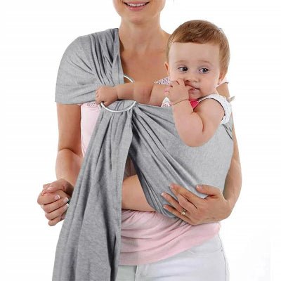 le sling maman sourit bébé  pouce bouche