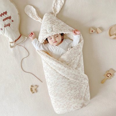 nid d'ange bebe  bébé dort bras à l'extérieur