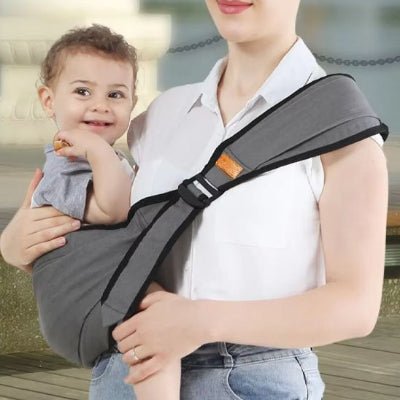 porte bebe epaule maman bébé sourit