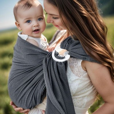 sling bebe maman bébé nous regarde, verdure